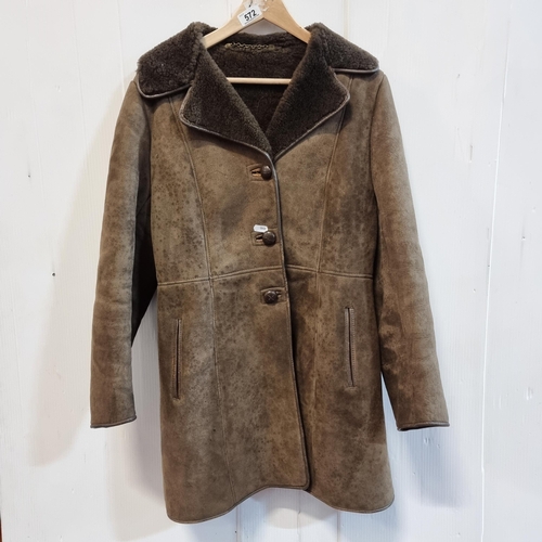 572 - A gorgeous genuine sheepskin women's shearling coat, hand tailored by Oakleaf, England. Women's EU s... 