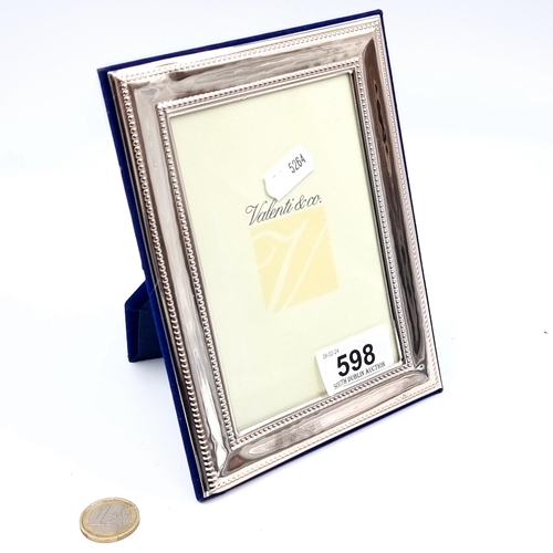 598 - A sterling silver glazed photo frame, in new condition. Internal meausrements 13cmx9cm.