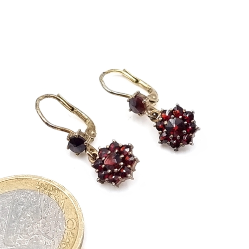 623 - A pair of garnet stone earrings suitable for pierced ears. INFO GOLD ?