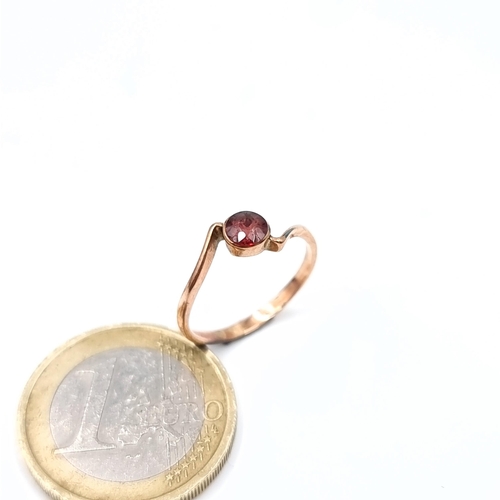 639 - A 9K gold amber stone ring, size J, weight 1 gram.