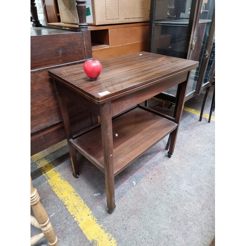 695 - A good vintage wooden trolley with fold out swivel table to top, featuring a baize lining. Shelf to ... 