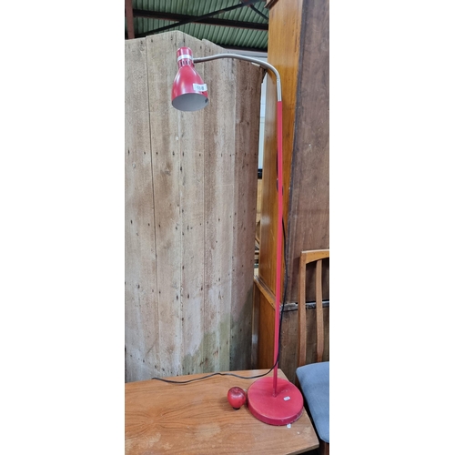 698 - A super  floor standing lamp  with goose neck and finished in a stylish red. Fitted with a 3 pin plu... 