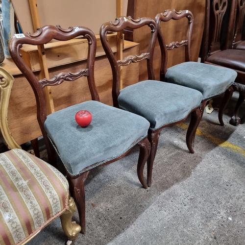 730 - Three fabulous late Victorian balloon back dining chairs with lovely carved detail throughout, held ... 