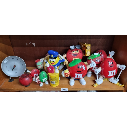 942 - A large playful collection of retro M&M figures, as well as a satellite battery powered clock.