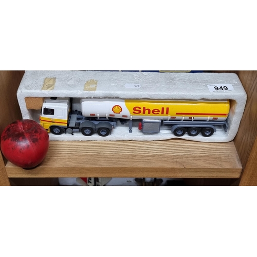 949 - A splendid model of a metal Shell oil truck.