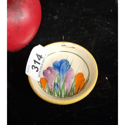 314 - An adorable vintage Clarice Cliff bizarre porcelain dish featuring hand painted crocuses to front. D... 