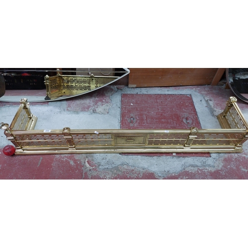 389 - A fabulous highly polished brass fire fender with lovely pierced detail and finials to top. 
MM: 150... 