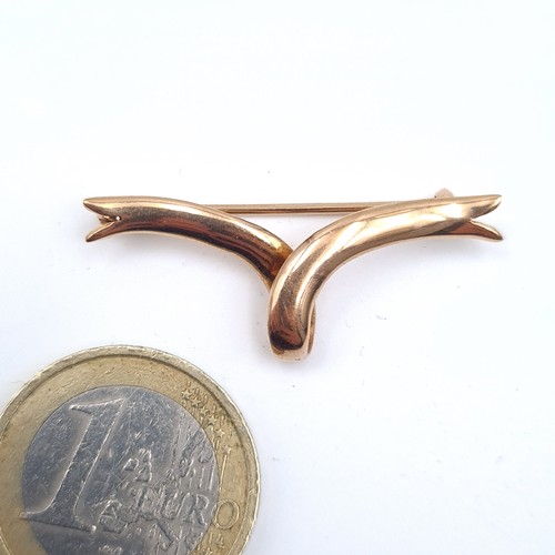 57 - A 9K gold vintage twist brooch, length 4cm, weight 2.04 grams, presented in original case.