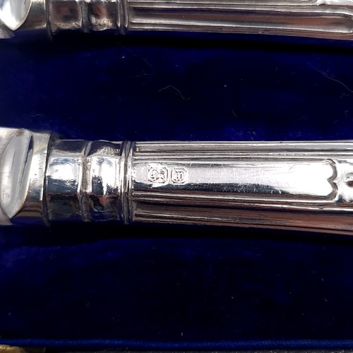 607 - A set of six sterling silver handled butter knives, hallmarked Sheffield, a nice set in original pre... 