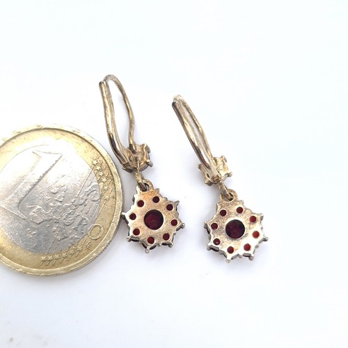 623 - A pair of garnet stone earrings suitable for pierced ears. INFO GOLD ?