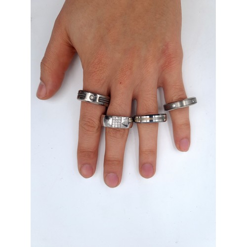 660 - Four gentlemen's rings, two titanium and two tungsten, sizes V x4, total weight 33.79 grams.