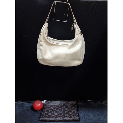 524 - Star Lot : A gorgeous vintage Gucci designer cream, leather handbag. Includes Gucci branded brass ha... 