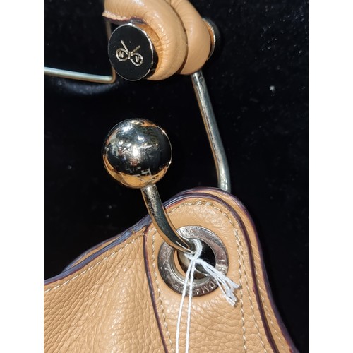 530 - Star Lot : A super stylish genuine caramel leather shoulder bag by Anya Hindmarch. Similar pieces ar... 