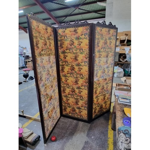 871 - A striking vintage 4-panel bedroom screen with hand painted paper panels featuring Japanese ladies i... 