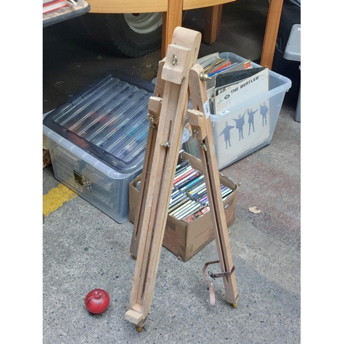 443 - A high quality well made wooden artists folding easel.