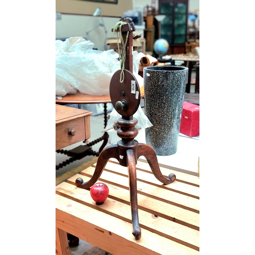 470 - A fabulous antique tripod turned wood wool winder, with necessary attachments included, From the lov... 