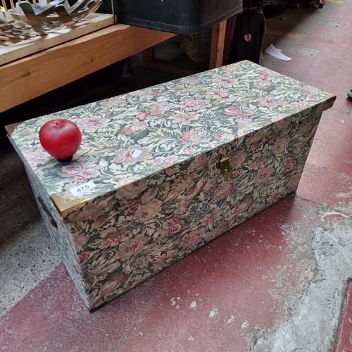 475 - A charming vintage box with brass lock and handles, upholstered in a floral fabric. From the lovely ... 