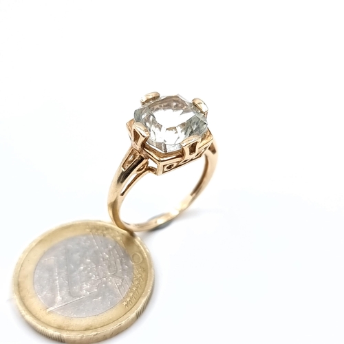 510 - Star Lot : A very attractive vintage aquamarine stone ring with claw setting, ring size P, weight 3.... 