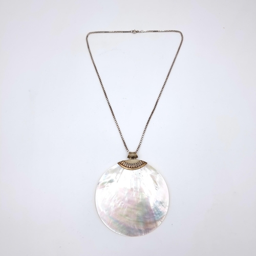 526 - A very pretty 925 sterling silver mounted Very Large mother of pearl disc pendant and chain, length ... 