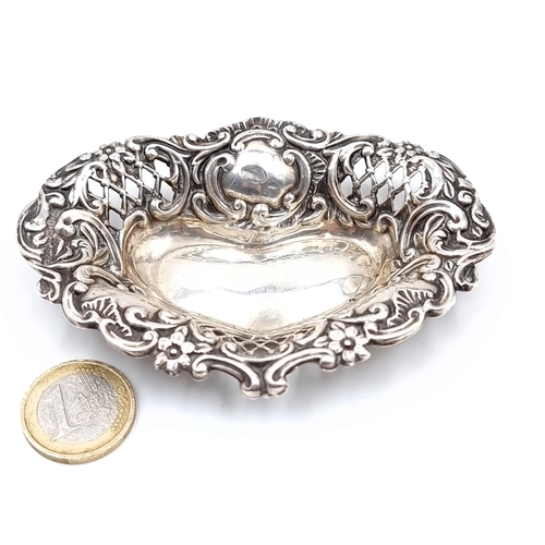 542 - A pretty sterling silver pin dish with attractive lattice and foliate scroll design, dimensions, 10c... 