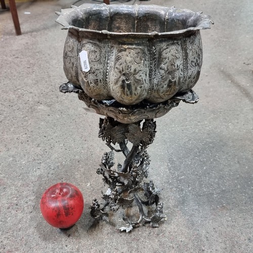 746 - A very interesting highly worked EPNS trivet and sympathetically matched bowl.  With leaf and berry ... 