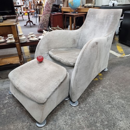 749 - Star Lot : A stunning vintage lounge chair with matching ottoman. If you're looking for a super Cool... 