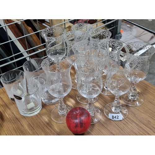 842 - 14 pieces of elegant acid etched glassware including a set of ten stemmed glasses along with four wh... 