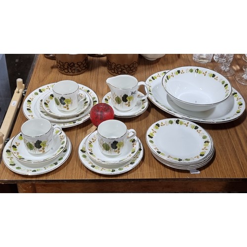 843 - A lovely set of 21 pieces of Arklow pottery in an autumn leaf pattern with gilt rims. Includes sauce... 