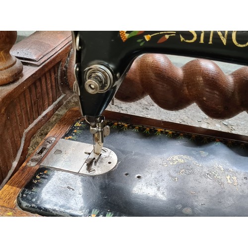 791 - A superb 1930's Singer sewing machine hand painted with floral decoration and sat in its original ca... 