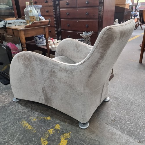 749 - Star Lot : A stunning vintage lounge chair with matching ottoman. If you're looking for a super Cool... 