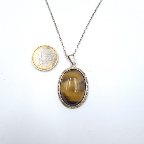 537 - A pretty sterling silver polished agate stone pendant and chain, length of chain 60cm, total weight ... 