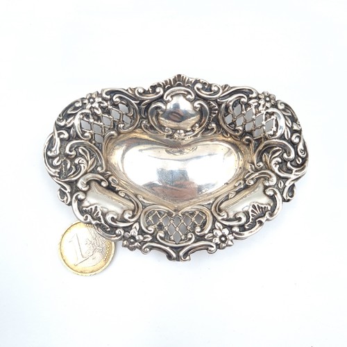 542 - A pretty sterling silver pin dish with attractive lattice and foliate scroll design, dimensions, 10c... 