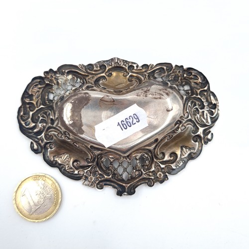 542 - A pretty sterling silver pin dish with attractive lattice and foliate scroll design, dimensions, 10c... 