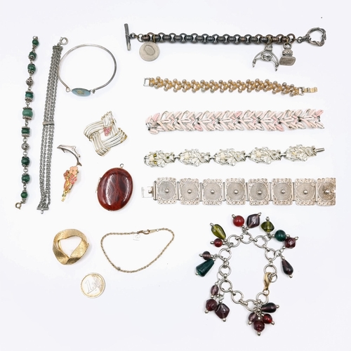 542 - A collection of interesting jewellery, including vintage examples . Total weight - 339 grams.