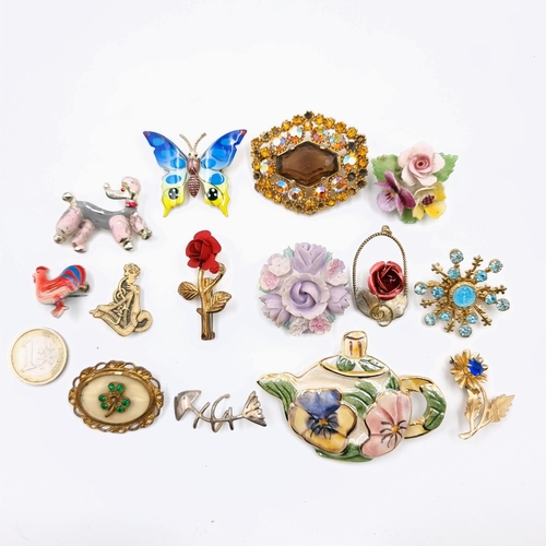 547 - A nice collection of 14 brooches. Some gem set enamel and porcelain examples. Pins intact.