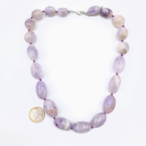 561 - A very nice example of a graduated polished agate stoned necklace. Length is 48 cms. Weight is 163 g... 