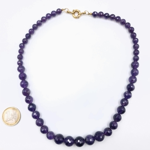 563 - An attractive natural amethyst stone graduated necklace. Lengths 46 cms. Weight is 58.55 grams. Ston... 