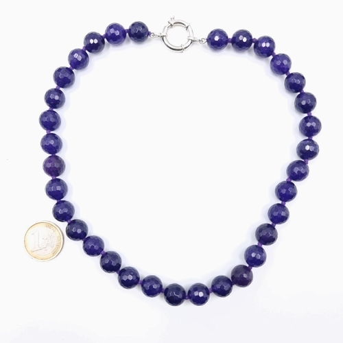 565 - A beautiful natural amethyst stone necklace. length 44 cms. Weight - 83.2 grams. Stones cold to the ... 