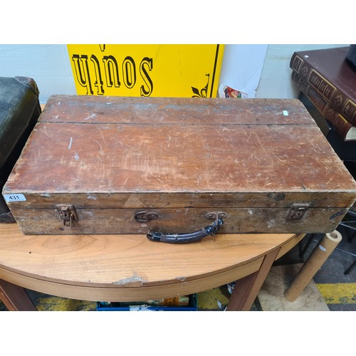 431 - A fantastic large vintage wooden joiner's tool box, with storage compartments inside holding vintage... 