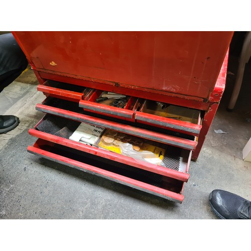 478 - A high quality mechanics toolbox with pull out drawers and a selection of tools.