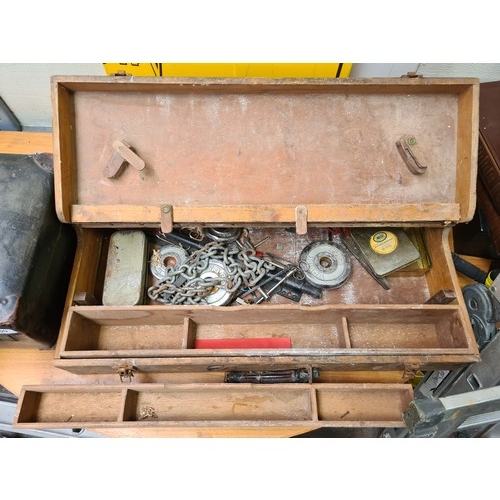 431 - A fantastic large vintage wooden joiner's tool box, with storage compartments inside holding vintage... 