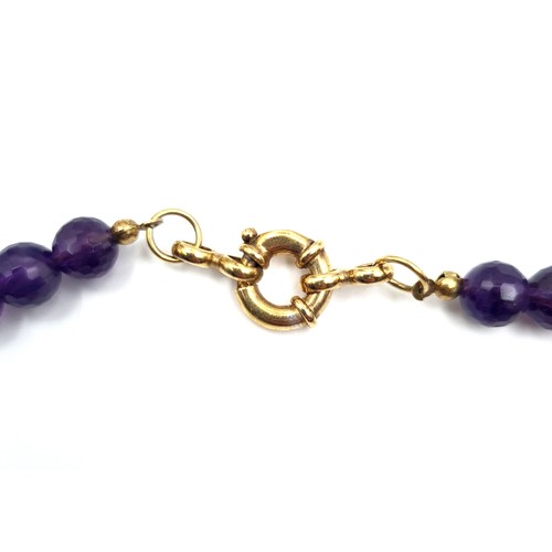 563 - An attractive natural amethyst stone graduated necklace. Lengths 46 cms. Weight is 58.55 grams. Ston... 