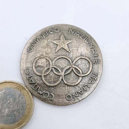 520 - A silver Italian national Olympic medallion. Diameter - 4cms. Weight - 27.28 grams. In the original ... 