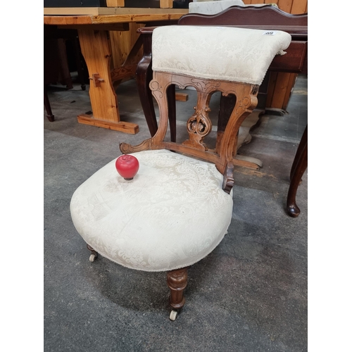 1009 - Intricate Victorian-era walnut Nursing chair, featuring ornamental carvings. lovely example very pre... 