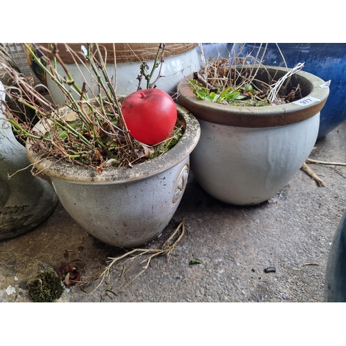 977 - A lovely pair of medium sized stoneware planters, would brighten up any balcony / garden space.