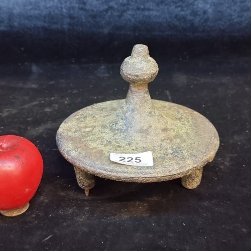 225 - A very heavy antique cast iron chiminea outdoor fire stove lid with finial to top and three prongs t... 