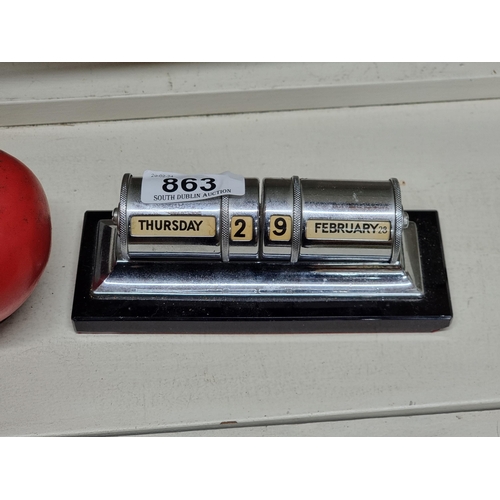 863 - A beautiful Art Deco perpetual desk calendar with engraving to reverse read 