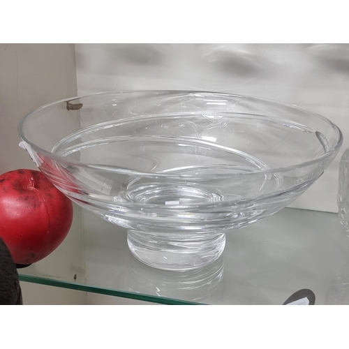 882 - A lovely Tipperary Crystal bowl with footed stand featuring a swirl pattern and acid mark to base. I... 