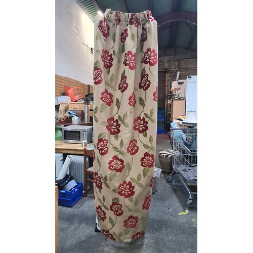 930 - Two sets of delightful very good quality fully lined curtains in a floral pattern. Including 4 tie b... 