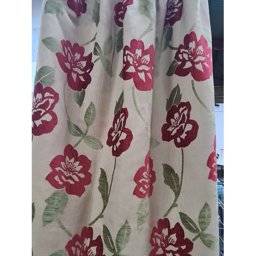 930 - Two sets of delightful very good quality fully lined curtains in a floral pattern. Including 4 tie b... 